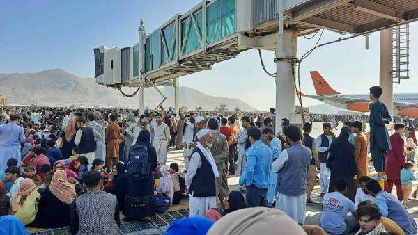 Cel puţin cinci persoane au decedat în haosul de la aeroportul din Kabul
