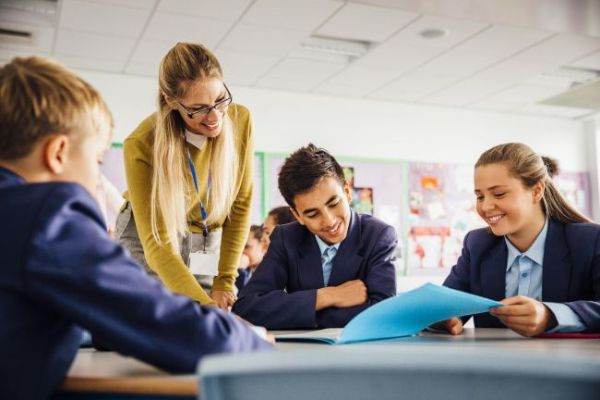Tinerii absolvenţi au fost mai interesaţi de găsirea unui loc de muncă