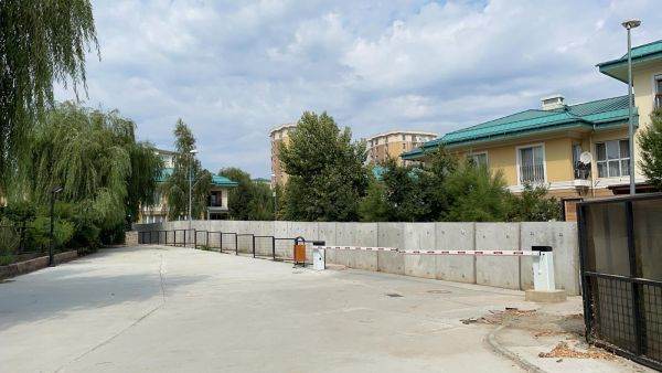  "Cosmopolis blochează ilegal accesul rutier pentru locuitorii complexului nostru"