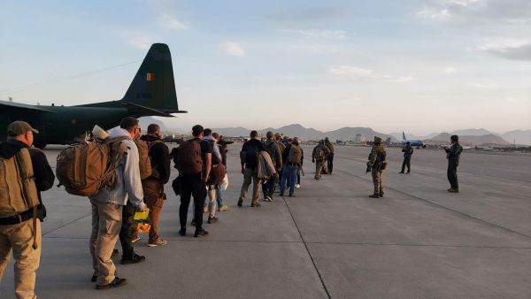 Cetăţenii români evacuaţi din Afganistan ajung astăzi în ţară cu o aeronavă a Forţelor Aeriene Române