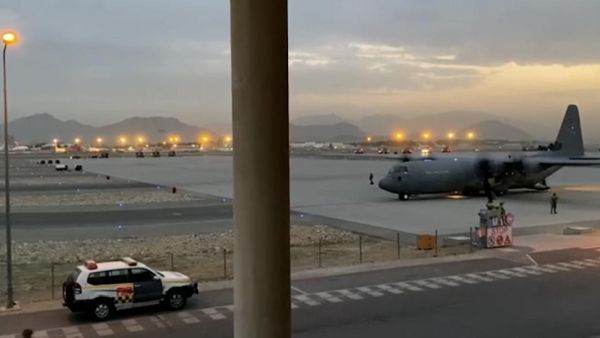 Statele Unite îşi sfătuiesc cetăţenii să evite deplasările spre aeroportul din Kabul