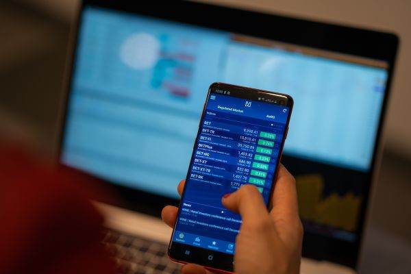 Declin uşor pentru BET, în ton cu deprecierile din pieţele internaţionale