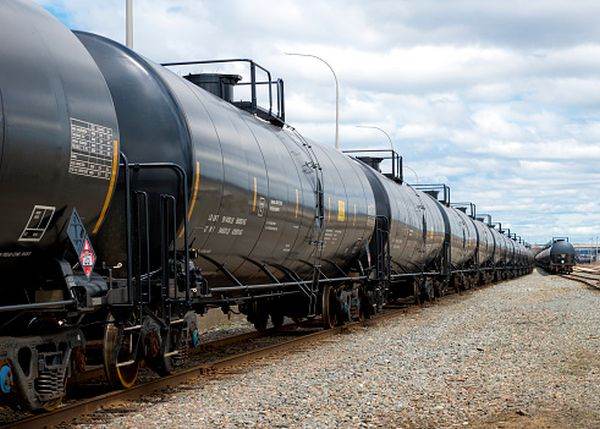 Iranul a reluat exporturile de petrol către Afganistan 