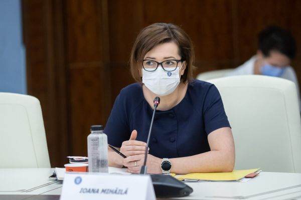 "Ultima raportare de la Institutul Naţional de Sănătate Publică corectează de fapt o raportare anterioară şi estimează că vârful s-ar putea să fie la finalul lunii septembrie, dar este o estimare. Ne putem aştepta să apară modificări faţă de această estimare, iar în scenariul cel mai rău posibil INSP apreciază că s-ar putea să ajungem la aproximativ 4.000 de pacienţi spitalizaţi în perioadele de vârf pandemic. Aceasta este scenariul cel mai rău posibil", a declarat Ioana Mihăilă.