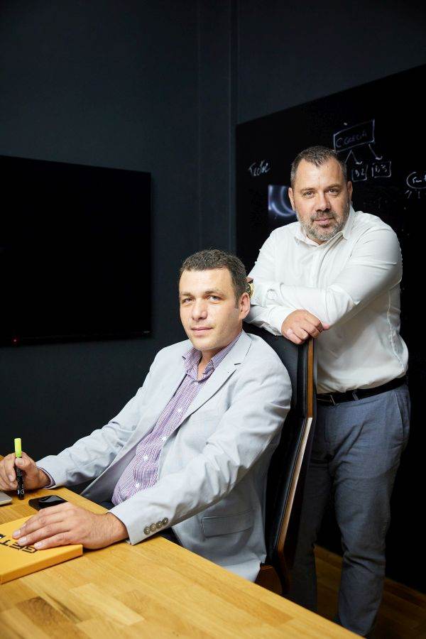 Adrian Apostol şi Adrian Ichim,Ideologiq