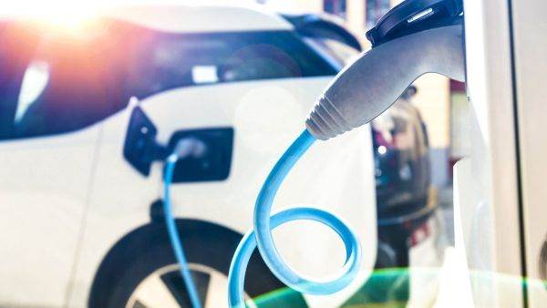 Aproximativ 55% dintre consumatorii europeni intenţionează să cumpere vehicule electrice în următorii doi ani