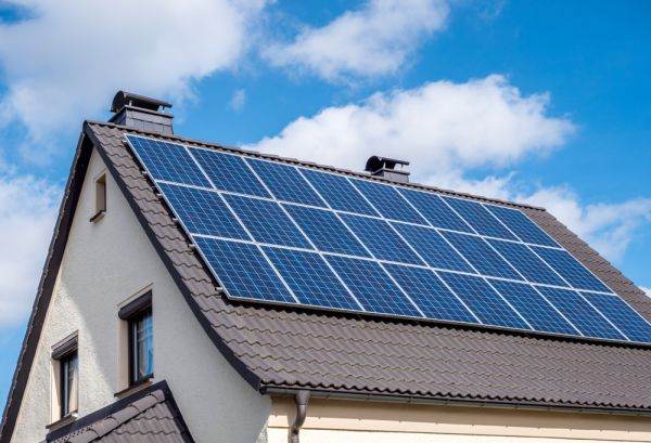 Soluţia completă E.ON cu panouri fotovoltaice pentru clienţii casnici, disponibilă în 10 judeţe din ţară
