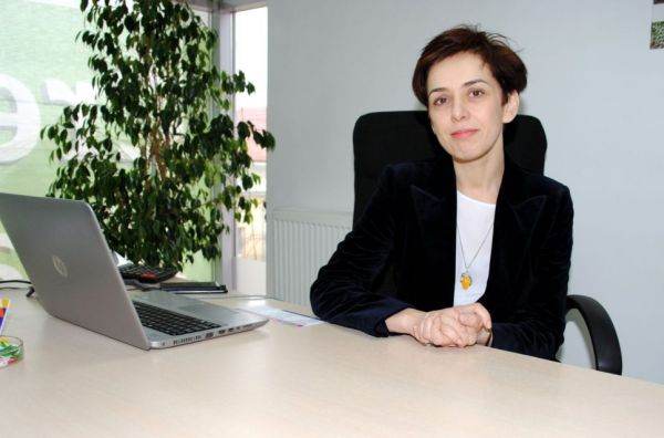 Raluca Andreica, directorul general al Patria Credit IFN: "2020 a fost un an bun deopotrivă pentru legumicultură şi pentru finanţarea producătorilor locali. Legumicultorii au dus-o, paradoxal, mai bine ca urmare a pandemiei, deoarece au avut piaţă de desfacere pe fondul reducerii consumului din importuri. Iar noi am înregistrat creşteri de portofoliu şi de vânzări (de la un portofoliu de 16,6 milioane de euro la sfârşitul lui 2019 la 21,2 milioane de euro la sfârşitul anului 2020). Conform rezultatelor preliminare, în curs de auditare, profitul net a crescut cu 33% faţă de anul anterior, de la 841.000 de euro la 1,12 milioane de euro. Iar numărul creditelor pentru care s-au depus cereri de amânare la plata ratelor în baza OUG 37 a fost foarte mic: am înregistrat doar 74 de credite cu rate amânate şi doar 15 restante".