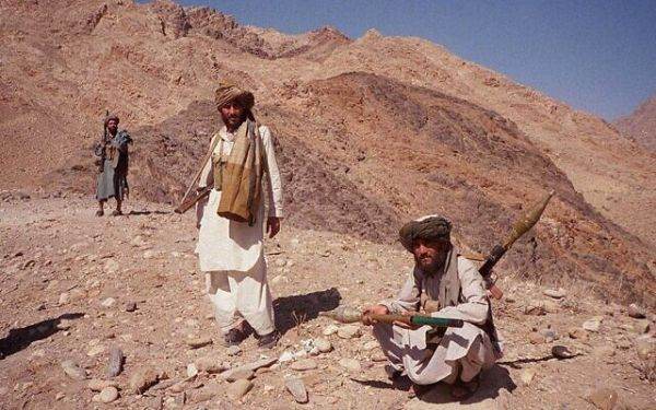 Talibanii au mărşăluit triumfal pe aeroportul din Kabul după retragerea militarilor americani