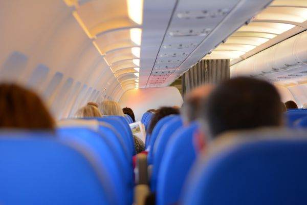 Transportul aerian de pasageri a scăzut cu 26,5% în primul semestru din 2021