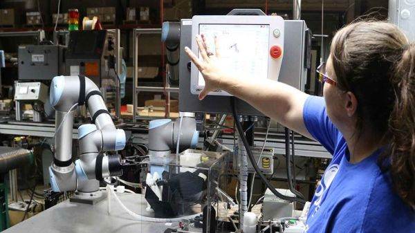Aplicaţii cu roboţi colaborativi în producţia de electronice