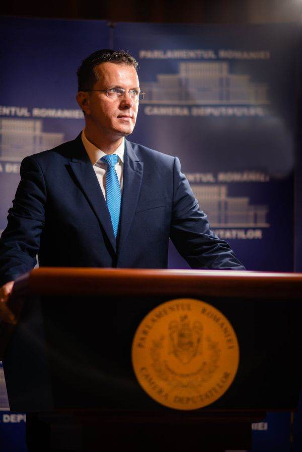 "Ar fi fost bine ca preşedintele Iohannis să intervină de miercuri în această criză, ca mediator"