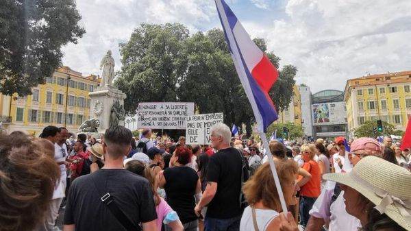 Aproximativ 140.000 de persoane au manifestat împotriva permisului sanitar