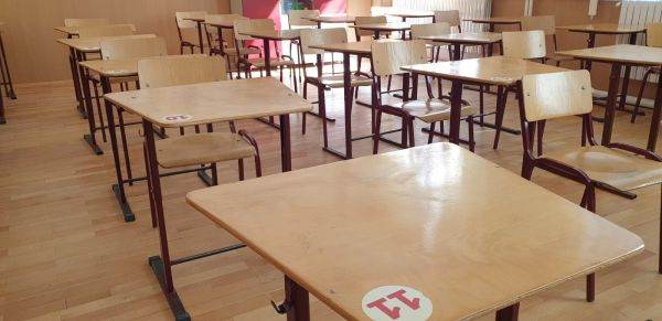Primele clase închise de COVID-19; zeci de elevi învaţă online