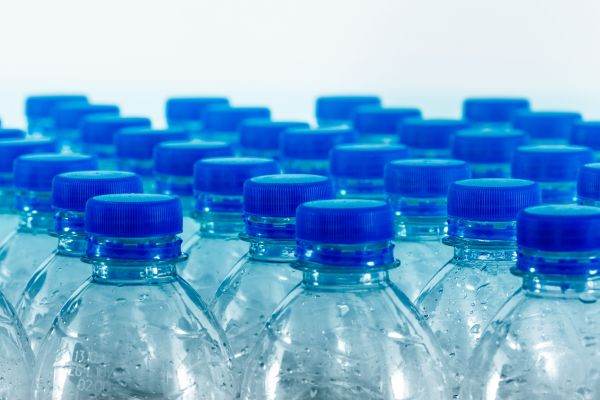 Apa îmbuteliată, scumpiri record ca urmare a noilor preţuri la energie, ambalaje şi combustibili