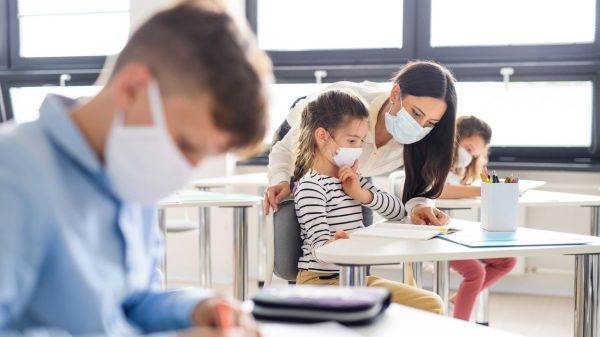 ''Peste 1.000 de copii au fost confirmaţi pozitiv în prima săptămână de şcoală''