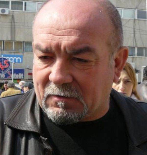 "General Dynamics este deja la noi în ţară, cu programul privind transportoarele Piranha V, iar compania Oshkosh este la uşă şi aşteaptă cooperarea pentru realizarea, în primă etapă, a unui hub de mentenanţă a transportoarelor construite de angajaţii acesteia", a afirmat, pentru ziarul BURSA, Constantin Bucuroiu, preşedintele Alianţei Sindicatelor din Industria de Apărare şi Aeronautică (ASIAA).