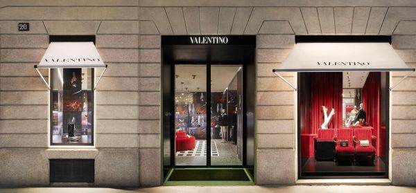 Casa de modă Valentino produce hanorace de 690 de dolari pentru a sprijini vaccinările anti-COVID-19
