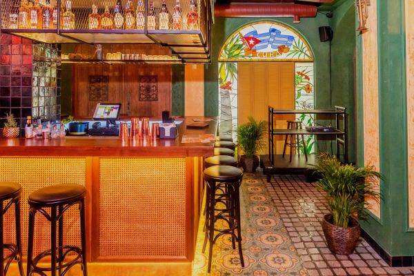 Cuba redeschide barurile şi restaurantele, închise din ianuarie