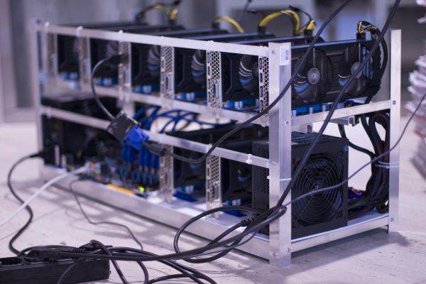 China a interzis tranzacţiile şi minarea de criptomonede, provocând scăderea bitcoin