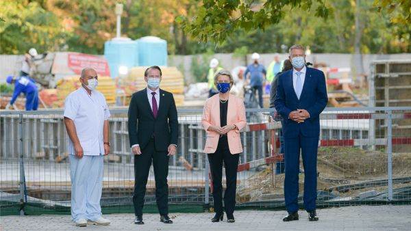 Ursula von der Leyen a vizitat Spitalul Universitar Bucureşti, unde a avut şi conferinţa de presă, în contextul în care unitatea sanitară face parte din PNRR cu un proiect major de reabilitare şi extindere.