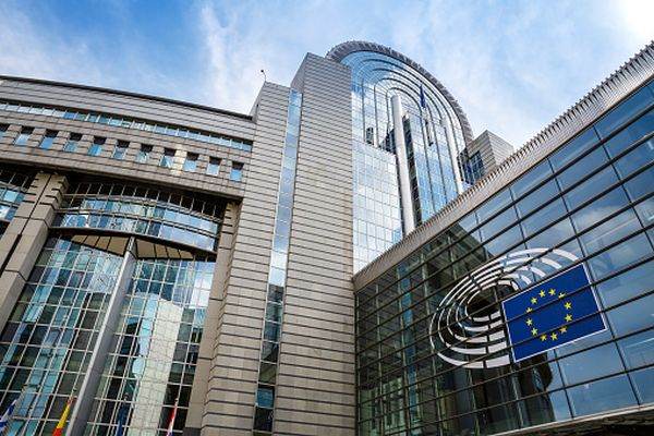 Parlamentul European cere limitarea folosirii inteligenţei artificiale