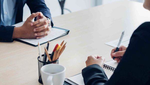 61% dintre români aleg să îşi schimbe jobul pentru un salariu mai mare 