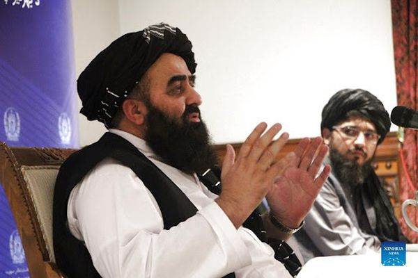 Talibanii avertizează cu privire la un val de refugiaţi dacă sancţiunile vor fi menţinute
