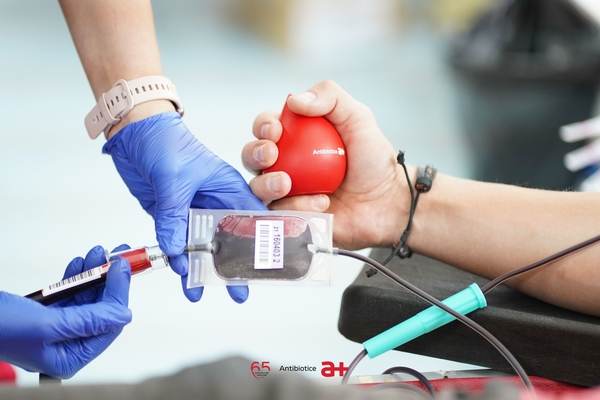 Voluntarii Antibiotice Iaşi donează sânge la cea de-a 20-a acţiune de donare organizată de companie