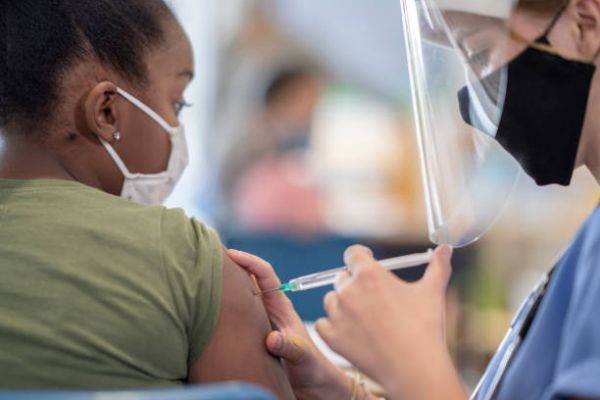 Africa de Sud va începe vaccinarea adolescenţilor de peste 12 ani