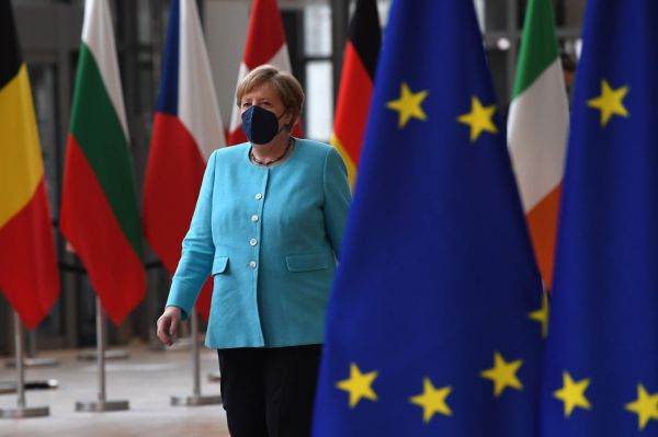 Angela Merkel, ovaţionată în picioare de liderii europeni la ultimul său summit UE