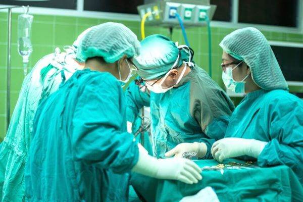 Populaţia lumii are încredere în medici, nu în politicieni