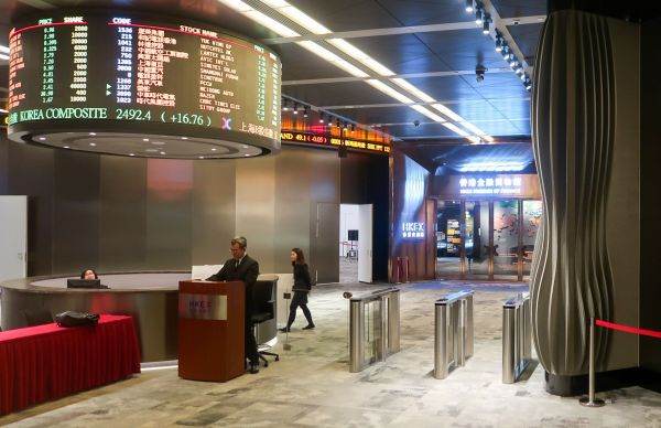 Bursa din Hong Kong a pierdut locul trei mondial în privinţa listărilor