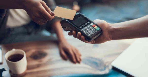 Tranzacţiile de plată cu cardurile au crescut cu 60% în doi ani pe fondul pandemiei