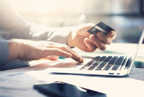 UniCredit Bank lansează cardurile de debit virtuale pentru clienţi persoane fizice 