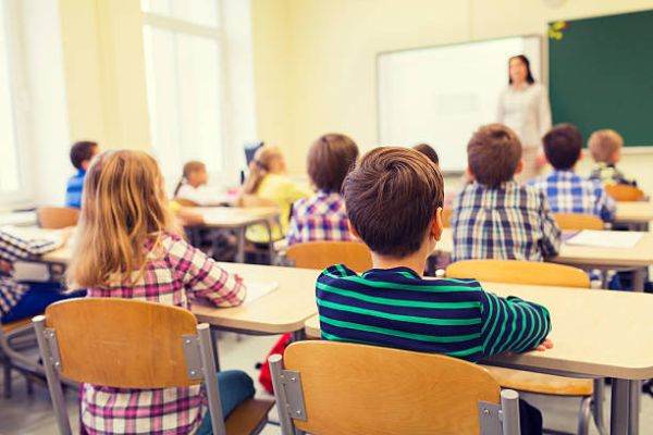 Ministrul Educaţiei anunţă că 68% dintre şcoli încep de mâine cursurile cu prezenţă fizică