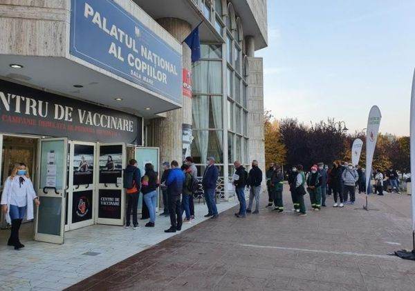 Peste 21.300 de persoane s-au vaccinat în Bucureşti de vineri până în această dimineaţă