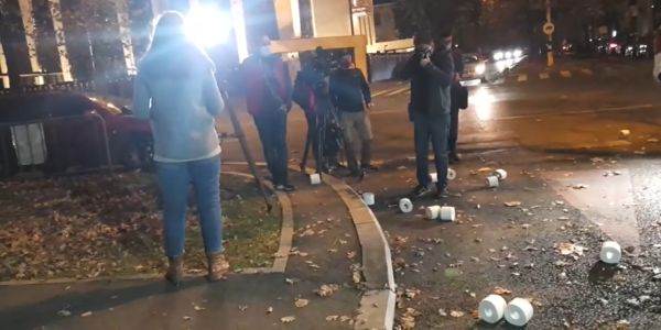 Liderii PNL, întâmpinaţi cu hârtie igienică la Vila Lac