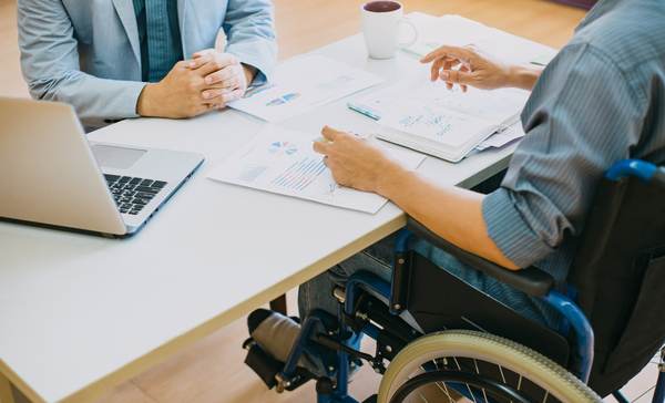 Integrarea persoanelor cu dizabilităţi pe piaţa forţei de muncă din România. Ce trebuie să ştie companiile