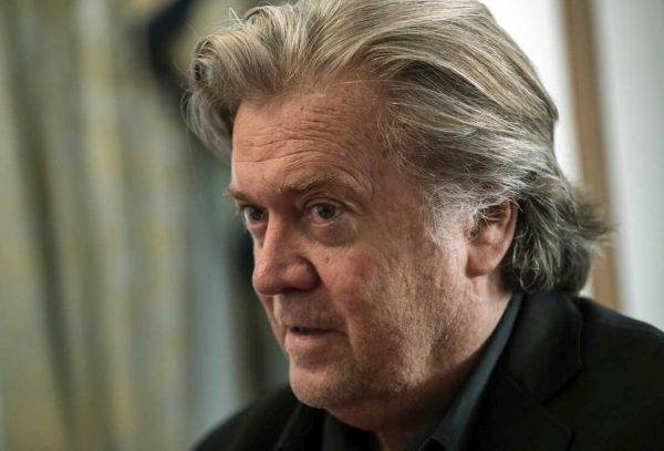 Fostul consilier al lui Donald Trump, Steve Bannon, s-a predat FBI-ului