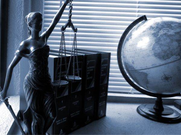 Când drepturile şi libertăţile sunt în pericol, avocatul trebuie să îşi apere cetatea