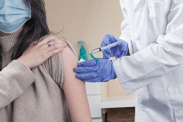 Preşedintele Zelenski promite recompense financiare celor care se vaccinează anti-Covid