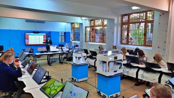 Elevii şi profesorii de la Şcoala Superioară Comercială "Nicolae Kretzulescu" pot învăţa tehnologiile educaţionale 4.0 în cel de-al şaptelea SmartLab 