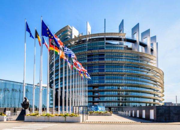 Parlamentul European cere Comisiei Europene să îngheţe aprobarea PNRR-ului Poloniei