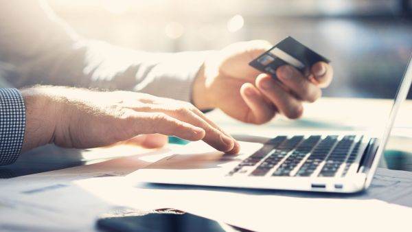 Numărul tranzacţiilor online cu cardul de Black Friday a crescut cu circa 10%