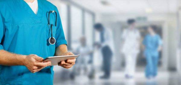 Peste jumătate dintre românii din mediul urban au amânat vizita la medic din cauza pandemiei