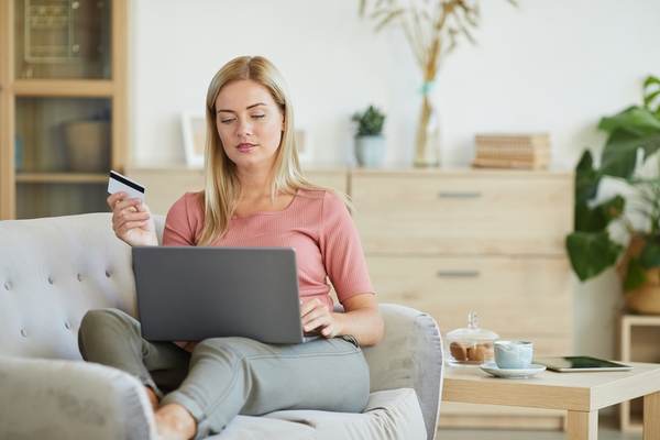 Trei din patru români au cumpărat cel puţin o dată dintr-o farmacie online pe perioada pandemiei