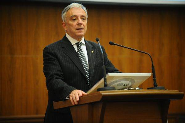 Mugur Isărescu