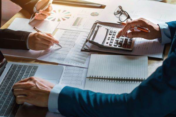 Ţinând cont de pandemie şi criza politică, deprecierea leului ar fi putut fi mai mare