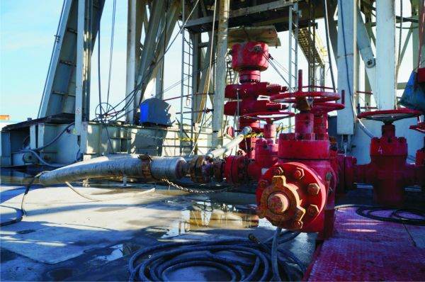 OPEC+ decide săptămâna viitoare dacă îşi ajustează producţia